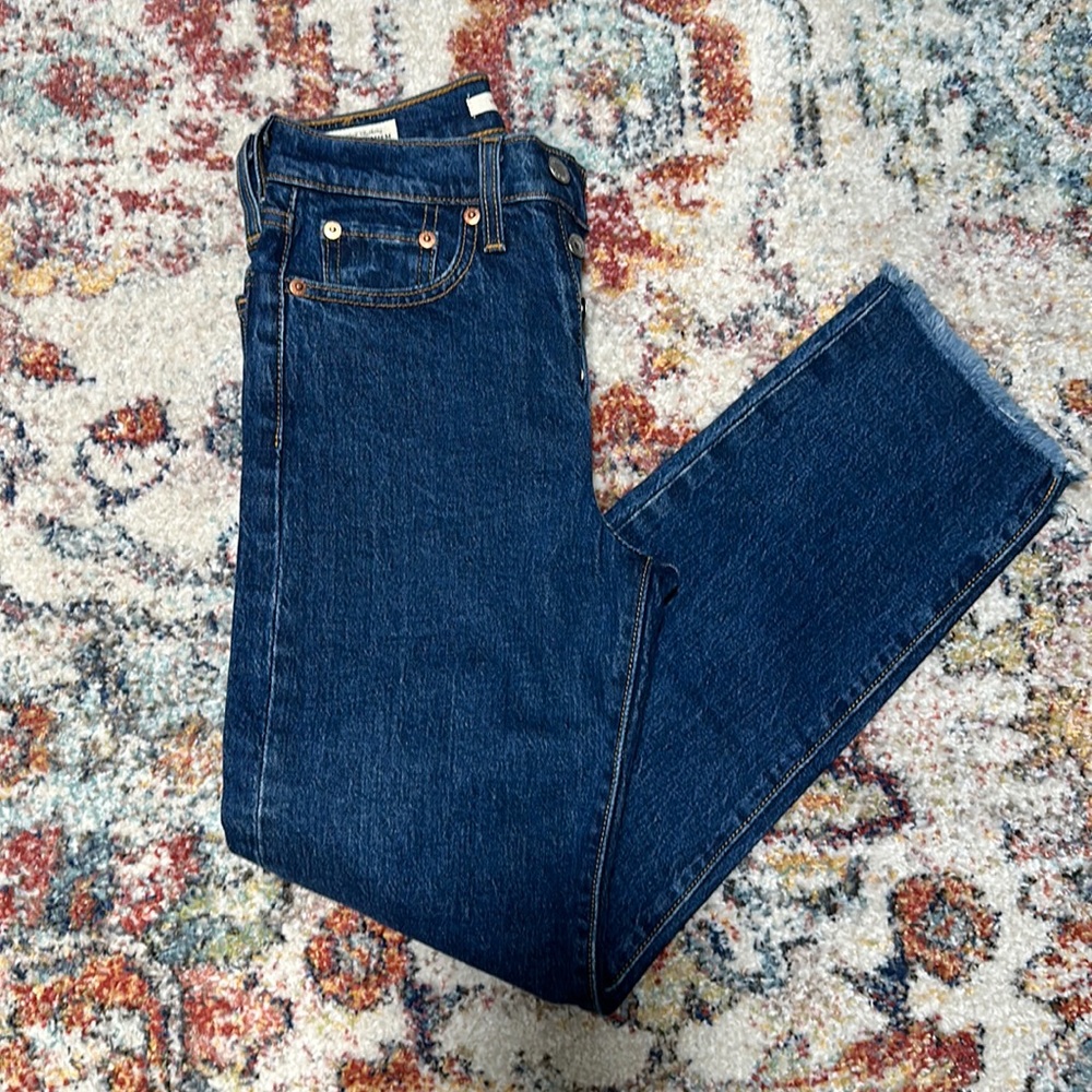 Levi’s wedgie straight size 24!